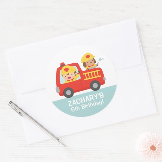 赤い消防車の誕生日パーティーで消防士の少年 ラウンドシール (封筒)