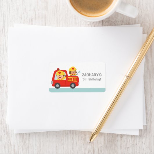 赤い消防車の誕生日パーティーで消防士の少年 ラベル (インサイチュ)