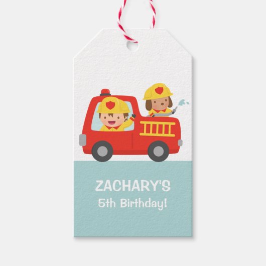 赤い消防車の誕生日パーティーの消防士少年 ギフトタグ (正面)