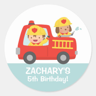 赤い消防車の誕生日パーティーの消防士少年 ラウンドシール