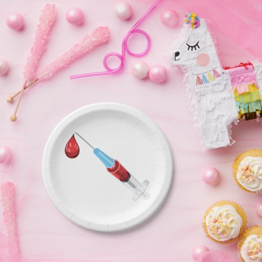 赤い滴を持つ血液の注射器 ペーパープレート (パーティー)