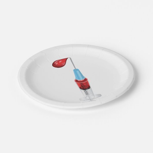赤い滴を持つ血液の注射器 ペーパープレート (アングル)