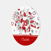 赤い灰色のサッカーボールが輝パーソナライズされたく メタルオーナメント (正面左)