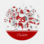 赤い灰色のサッカーボールが輝パーソナライズされたく メタルオーナメント (正面)
