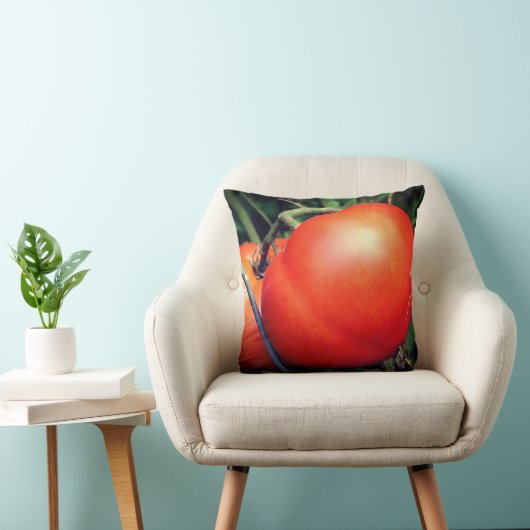 赤い熟した庭のトマトのつる植物 クッション (椅子)