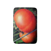 赤い熟した庭のトマトのつる植物 バスマット (正面縦)
