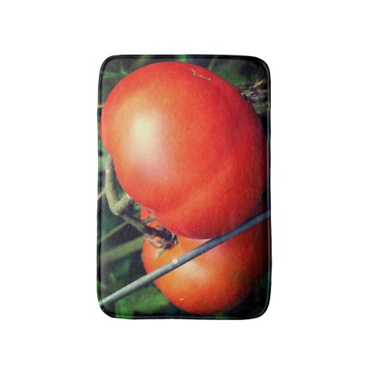 赤い熟した庭のトマトのつる植物 バスマット (正面縦)