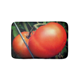 赤い熟した庭のトマトのつる植物 バスマット