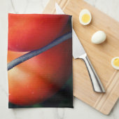 赤い熟した庭用トマトオンザつる植物 キッチンタオル (四つ折り)