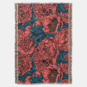 赤い牡丹の花と蛾 スローブランケット (正面縦)