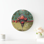 赤い珊瑚のバラ、ブルーグレーのダマスク織のモノグラム ラージ壁時計 (ホーム)