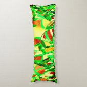 赤い画像に緑がかった筋が横切る、霧雨の効果 ボディピロー (正面縦)