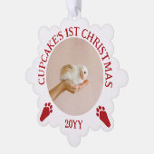 赤い白いウサギの前足がバニーの最初のクリスマスをプリント オーナメントカード (左)