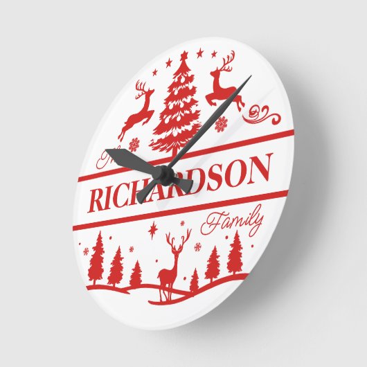 赤い白いクリスマスパーソナライズされたの家族の名前 ラウンド壁時計 (傾斜)