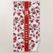 赤い白いサッカーボールのパタパーソナライズされたーン名 ビーチタオル (正面)