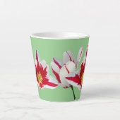 赤い白いチューリップ閉じるライトグリーンラテマグカップ カフェラテマグ (正面)