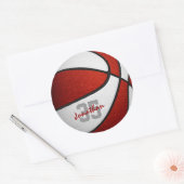 赤い白いチームカラーの男の子バスケットボール ラウンドシール (封筒)