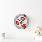 赤い白いチーム色のサッカーストライプ選手 ラウンド壁時計 (ホーム)