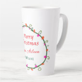 赤い白いフローラの水の色のリースメリークリスマス カフェラテマグ (右アングル)