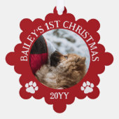 赤い白い前足が子犬の最初のクリスマスをプリント オーナメントカード (裏面)