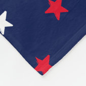 赤い白い星、ネイビーブルーの背景パターン フリースブランケット (角)