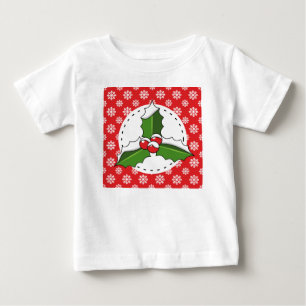 赤い白い雪の模様の上にホリーベリー ベビーTシャツ