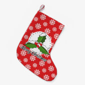 赤い白い雪片の上にホリーのパターン – メリークリスマス スモールクリスマスストッキング (正面 (吊り時))