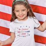 赤い白とバーベキュー7月4日愛国花火 Tシャツ<br><div class="desc">おカスタマイズ前の姓と現在の年をスタイルでアメリカの誕生日に付け祝たこのBBQ Tシャツ。このTシャツは「RED, WHITE & BBQ」という言葉を使い、小さなスター飾や愛国的な花火やフェスティバルのバナーを付けている。</div>