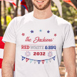 赤い白とバーベキュー7月4日愛国花火 Tシャツ<br><div class="desc">おカスタマイズ前の姓と現在の年をスタイルでアメリカの誕生日に付け祝たこのBBQ Tシャツ。このTシャツは「RED,  WHITE & BBQ」という言葉を使い、小さなスター飾や愛国的な花火やフェスティバルのバナーを付けている。</div>