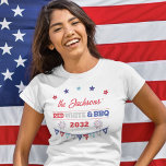 赤い白とバーベキュー7月4日愛国花火 Tシャツ<br><div class="desc">おカスタマイズ前の姓と現在の年をスタイルでアメリカの誕生日に付け祝たこのBBQ Tシャツ。このTシャツは「RED, WHITE & BBQ」という言葉を使い、小さなスター飾や愛国的な花火やフェスティバルのバナーを付けている。</div>