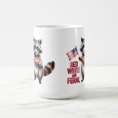 赤い白と獰猛で自由なアライグマ コーヒーマグカップ (中央)