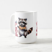 赤い白と獰猛で自由なアライグマ コーヒーマグカップ (正面左)