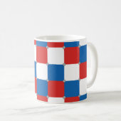 赤い白と青のパター市松模様にン コーヒーマグカップ (正面右)