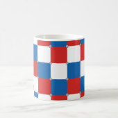 赤い白と青のパター市松模様にン コーヒーマグカップ (中央)