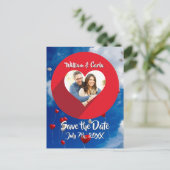 赤い白と青の空のハートバルーン日付 案内ポストカード (スタンド正面)