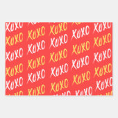 赤い白の黄色のXOXOパターンスクリプト ラッピングペーパーシート (正面3)