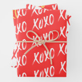 赤い白の黄色のXOXOパターンスクリプト ラッピングペーパーシート (インサイチュ)