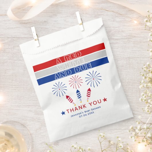 赤い白7月の爆竹の赤ちゃんシャワーの期限4日 フェイバーバッグ (クリップ留めされた状態)