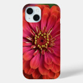 赤い百日草 - 花柄 iPhone 15 カバー (裏面)