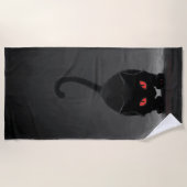 赤い目をした黒猫 - ダークミニマルアート ビーチタオル (正面)
