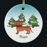 赤い短い髪のダシュントかわいい犬 – 冬の森 セラミックオーナメント<br><div class="desc">可愛い滑らかな髪の赤いコート色のデステイのオリジナル漫画イラストレーションダッシュント品種の犬。3本の緑のモミの木と降り積もる雪が積もった冬のシーンに犬を置く。背景は青から白のグラデーション与えのデザインは、寒い冬の日に見える。名前にはパーソナル化可能な文字領域もある。</div>