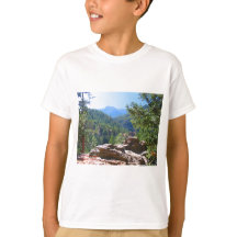 赤い石が付いているコロラド州のロッキー山脈