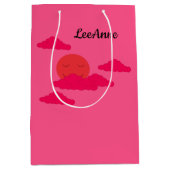 赤い空のオレンジ色の夕日 ミディアムペーパーバッグ (正面)