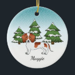 赤い空毛小犬 – 冬林 セラミックオーナメント<br><div class="desc">可愛い滑らかな髪のデステイのオリジナル漫画のイラストレーション赤と白/赤いピエハゲのコート色ダッシュントは犬を育てる。3本の緑のモミの木と降り積もる雪が積もった冬のシーンに犬を置く。背景は青から白のグラデーション与えのデザインは、寒い冬の日に見える。名前にはパーソナル化可能な文字領域もある。</div>