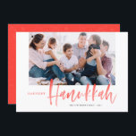 赤い筆の書道最も幸せなハヌカー写真 シーズンカード<br><div class="desc">ハヌカー！この手札を持つHappy Hanukkahフラットカードで、あなたの愛する人に休日の挨拶を送りなさい。繊細な雪の模様モダンにマッチした赤いブラシ書を特徴とする。写真、名前、日付、およびメッセージを追加してパーソナライズ。このフェスティバル赤い書道のホリデーカードは他の色や製品で利用可能である。</div>