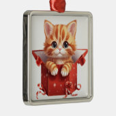 赤い箱の可愛いクリスマスオレンジの虎猫の子猫 メタルオーナメント (右)