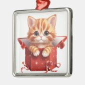 赤い箱の可愛いクリスマスオレンジの虎猫の子猫 メタルオーナメント (左)