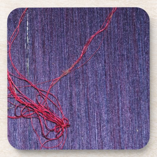 赤い糸を使った手作りの青いタイの絹 コースター (正面)