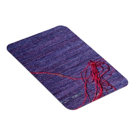 赤い糸を使った手作りの青いタイの絹 マグネット (右側)