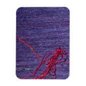 赤い糸を使った手作りの青いタイの絹 マグネット (縦)